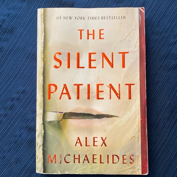 Paperback Book - The Silent Patient Alex Michaelides $8 Bundle & Save - Picture 1 of 8